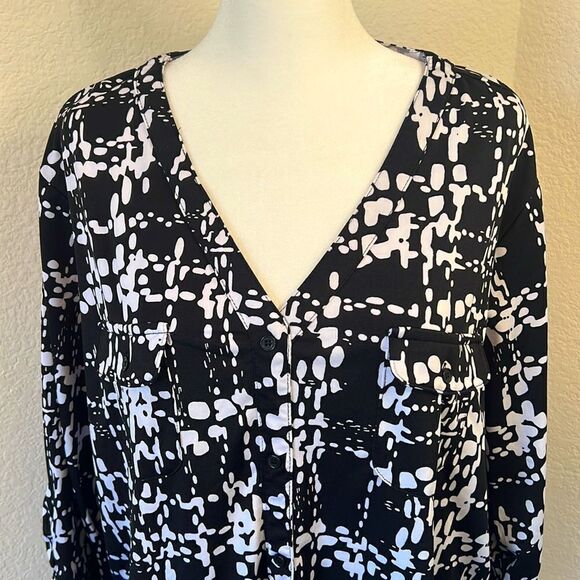 Women's George 3/4 Sleeve Black & White Abstract Patterned V-Neck Blouse - 2X - Picture 2 of 6
